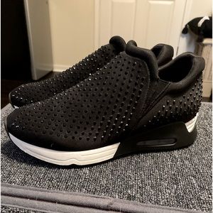 😎😎 Super cool blinged out black rhinestone sneakers by Gunmetal. Size 8 😎😎